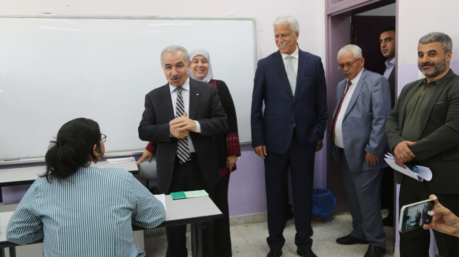 اشتية وعورتاني ومحافظ رام الله يتفقدون قاعات امتحان الثانوية العامة
