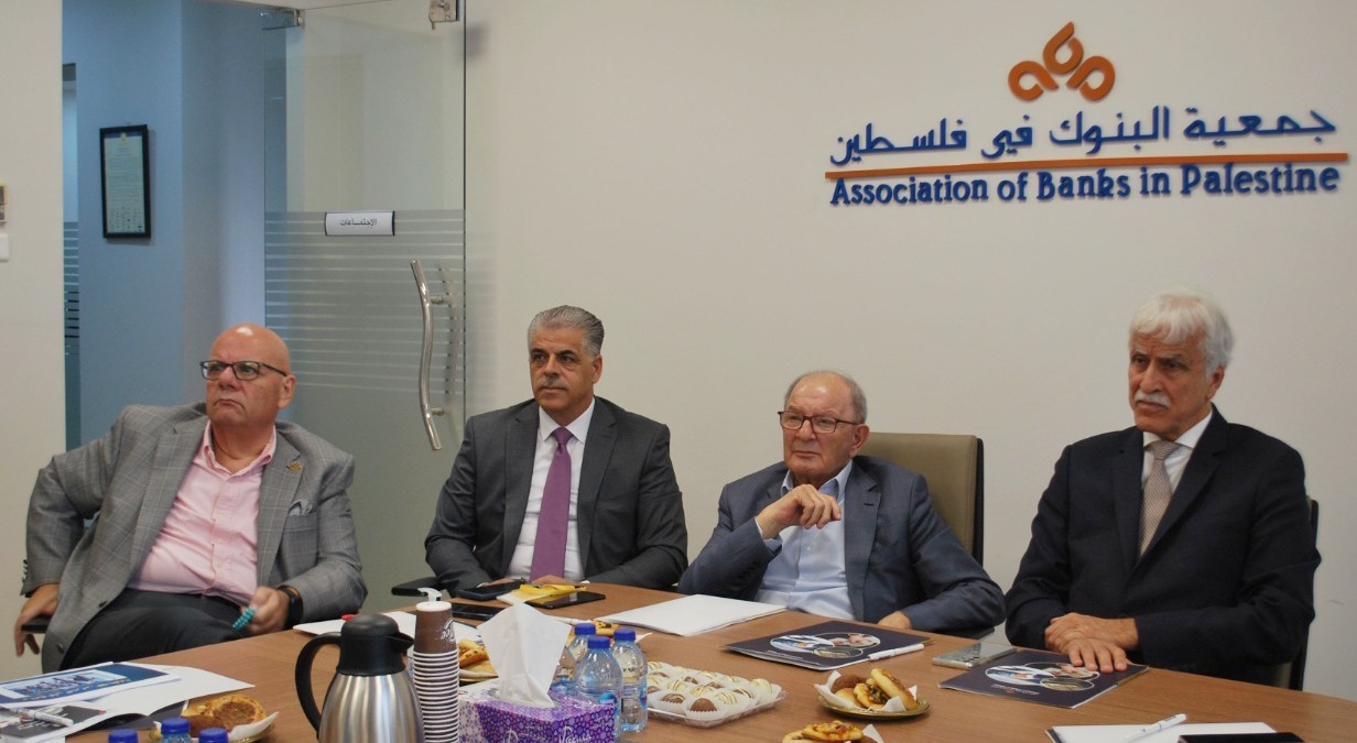 *"التربية" وجمعية البنوك تؤكدان على التعاون لدعم برنامج تبني المدارس*