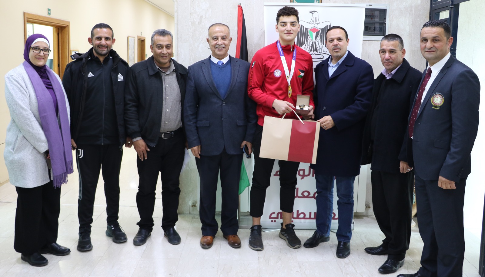 تكريم الطالب الفائز في بطولة آسيا للكاراتيه