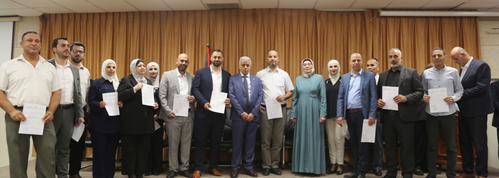 تسليم كتب التكليف لمديري المدارس الجدد
